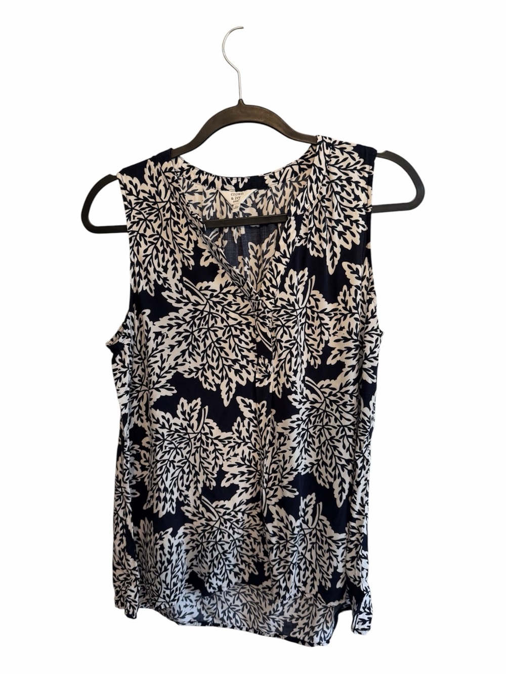 crown & ivy Navy and Cream Leaf-Print Sleeveless V-Neck Top